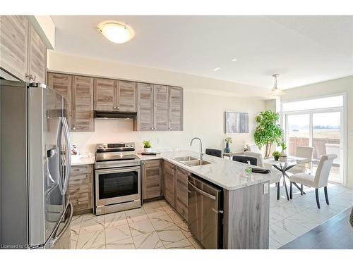 266 Explorer Way, Thorold, ON - Indoor Photo Showing Kitchen With Double Sink With Upgraded Kitchen