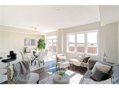 266 Explorer Way, Thorold, ON - Indoor Photo Showing Living Room