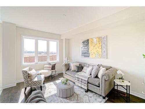 266 Explorer Way, Thorold, ON - Indoor Photo Showing Living Room