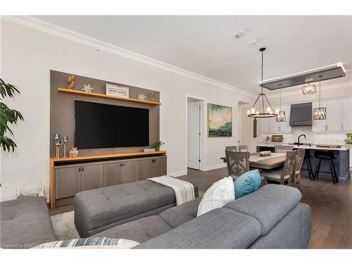 519-150 Oak Park Boulevard, Oakville, ON - Indoor Photo Showing Living Room