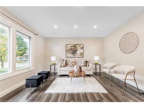 173 West 32Nd Street, Hamilton, ON - Indoor Photo Showing Living Room