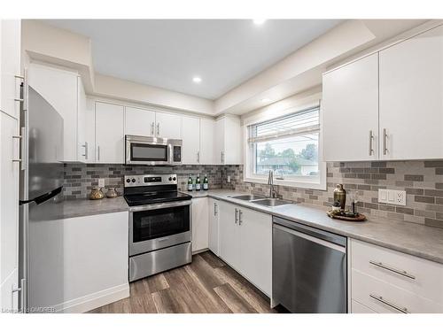 173 West 32Nd Street, Hamilton, ON - Indoor Photo Showing Kitchen With Double Sink