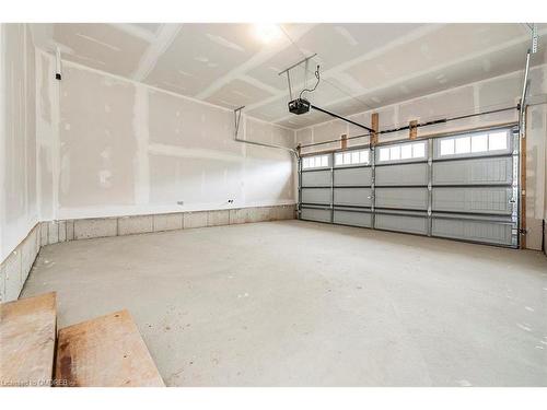 109 Higgins Avenue, Thorold, ON - Indoor Photo Showing Garage