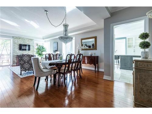 204-5340 Lakeshore Road, Burlington, ON - Indoor Photo Showing Dining Room