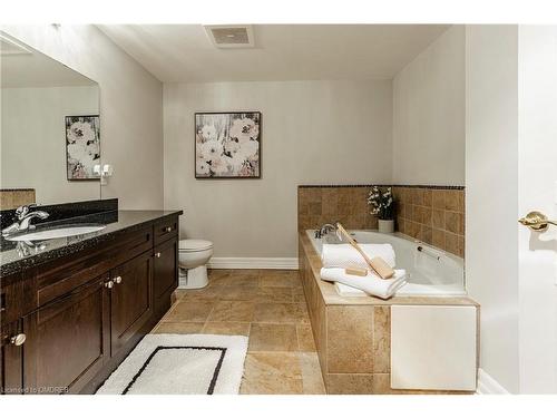 204-5340 Lakeshore Road, Burlington, ON - Indoor Photo Showing Bathroom