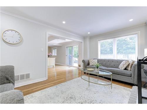 2116 Munn'S Avenue, Oakville, ON - Indoor Photo Showing Living Room