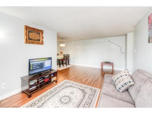 204-15 Kensington Road, Brampton, ON - Indoor Photo Showing Living Room