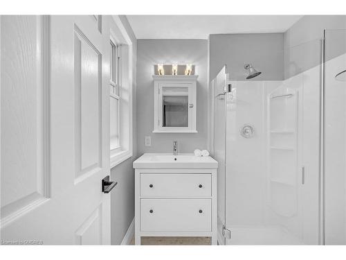 179 Shanley Terrace, Oakville, ON - Indoor Photo Showing Bathroom