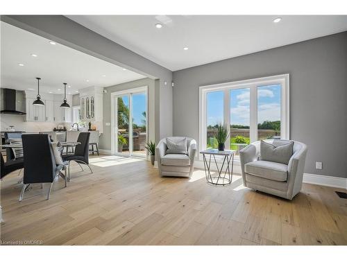 796 Highway 6 S, Haldimand County, ON - Indoor Photo Showing Living Room