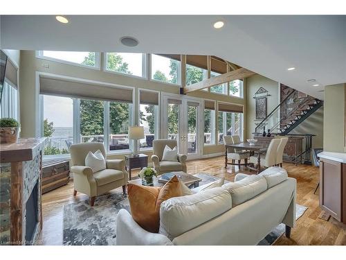 4-75 Maple Avenue South Avenue S, Mississauga, ON - Indoor Photo Showing Living Room