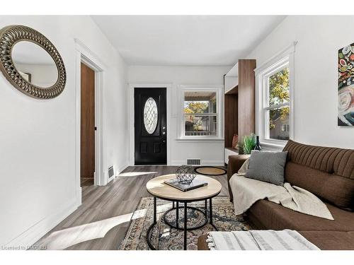 217 York Street, St. Catharines, ON - Indoor Photo Showing Living Room