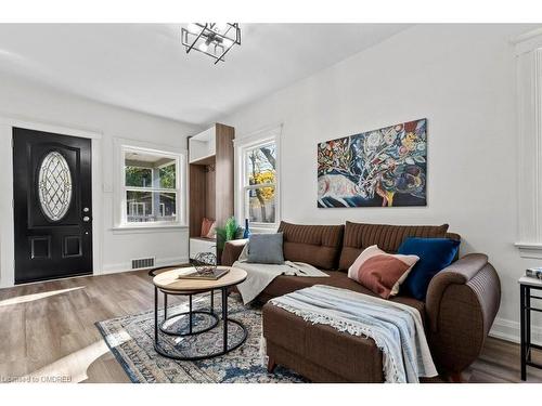 217 York Street, St. Catharines, ON - Indoor Photo Showing Living Room