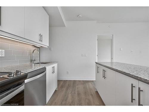 410-345 Wheat Boom Drive, Oakville, ON - Indoor Photo Showing Kitchen