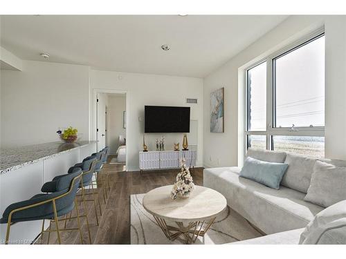 410-345 Wheat Boom Drive, Oakville, ON - Indoor Photo Showing Living Room