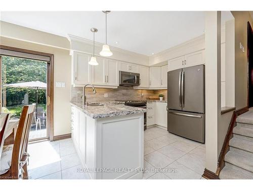 37 Heslop Court, Halton Hills, ON - Indoor Photo Showing Kitchen With Upgraded Kitchen