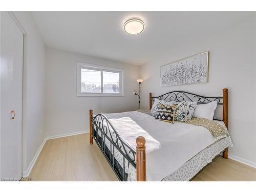 743 Mullin Way, Burlington, ON - Indoor Photo Showing Bedroom