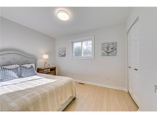 743 Mullin Way, Burlington, ON - Indoor Photo Showing Bedroom