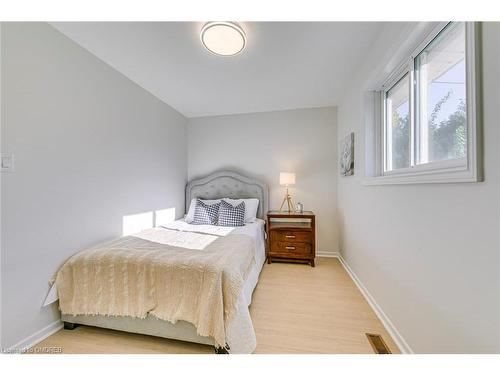 743 Mullin Way, Burlington, ON - Indoor Photo Showing Bedroom