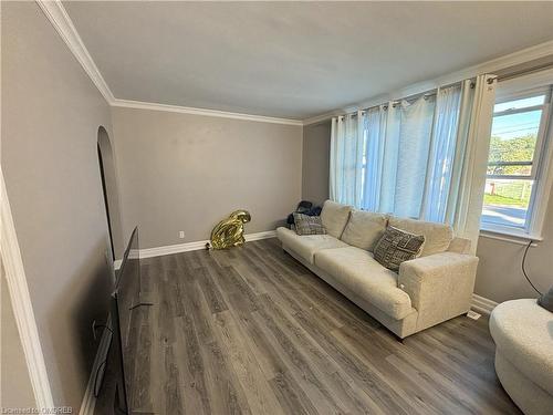 1-318 Dolph Street S, Cambridge, ON - Indoor Photo Showing Living Room