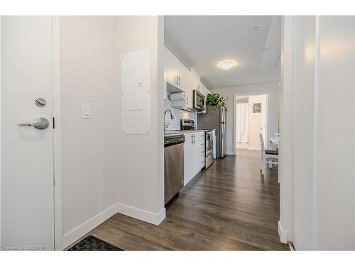 103-175 Commonwealth Street Street, Kitchener, ON - Indoor Photo Showing Kitchen