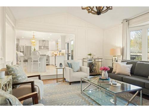 659 Deervalley Road, Ancaster, ON - Indoor Photo Showing Living Room