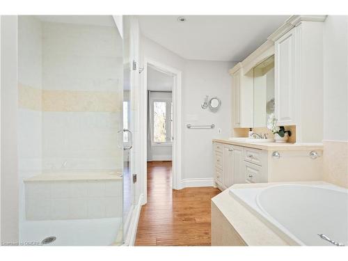 659 Deervalley Road, Ancaster, ON - Indoor Photo Showing Bathroom