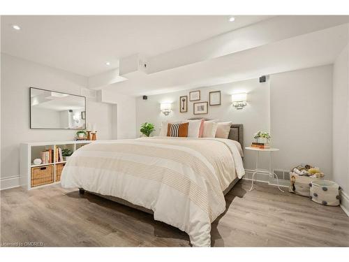 659 Deervalley Road, Ancaster, ON - Indoor Photo Showing Bedroom