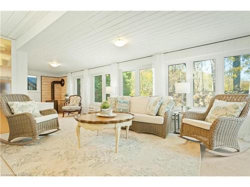 659 Deervalley Road, Ancaster, ON - Indoor Photo Showing Living Room