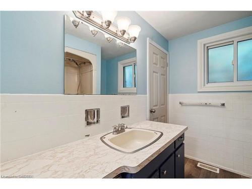 66 Victor Boulevard, Hamilton, ON - Indoor Photo Showing Bathroom