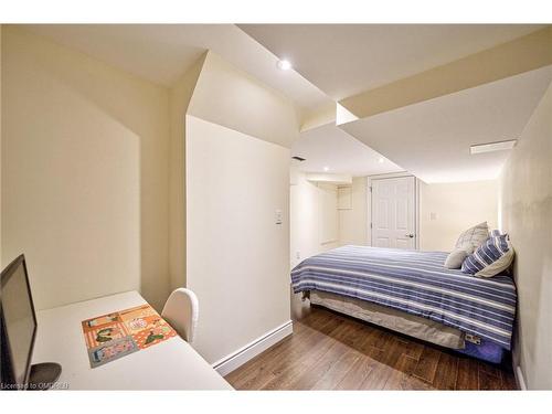 211 Sixteen Mile Drive, Oakville, ON - Indoor Photo Showing Bedroom