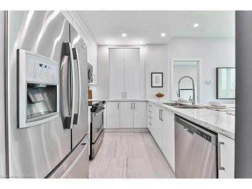 Ph2803-3985 Grandpark Drive, Mississauga, ON - Indoor Photo Showing Kitchen With Upgraded Kitchen