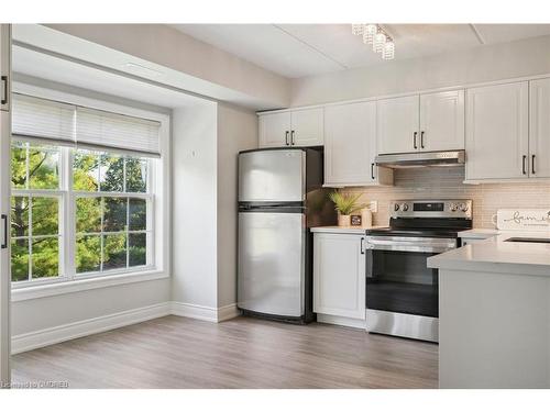 211-1450 Bishops Gate, Oakville, ON - Indoor Photo Showing Kitchen