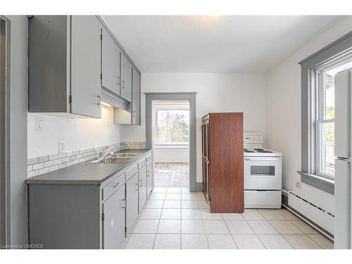 189 Park Street, Waterloo, ON - Indoor Photo Showing Kitchen