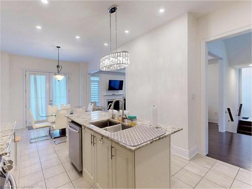 39 Trail Rider Drive, Brampton, ON - Indoor Photo Showing Kitchen With Double Sink With Upgraded Kitchen