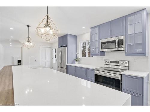 192 Waldoncroft Crescent, Burlington, ON - Indoor Photo Showing Kitchen With Upgraded Kitchen