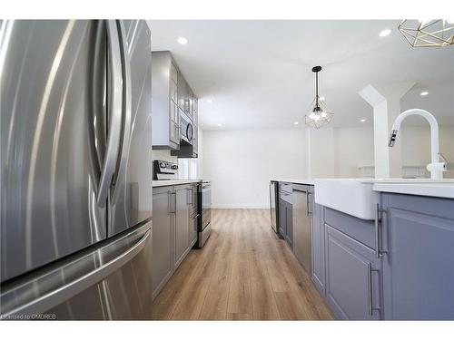 192 Waldoncroft Crescent, Burlington, ON - Indoor Photo Showing Kitchen