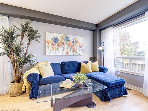 36 Kildonan Crescent, Waterdown, ON - Indoor Photo Showing Living Room