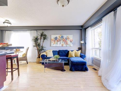 36 Kildonan Crescent, Waterdown, ON - Indoor Photo Showing Living Room