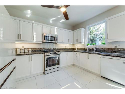 1436 Gulledge Trail, Oakville, ON - Indoor Photo Showing Kitchen