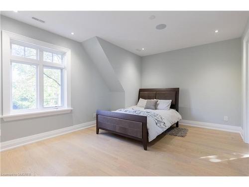 128 Balsam Drive, Oakville, ON - Indoor Photo Showing Bedroom