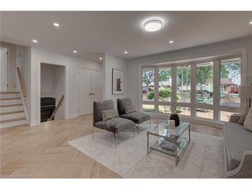 2435 Cyprus Avenue, Burlington, ON - Indoor Photo Showing Living Room