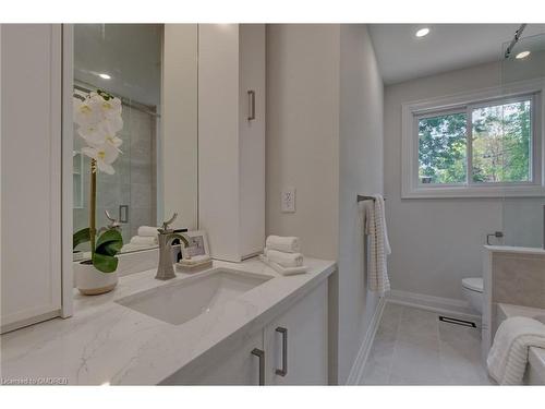 2435 Cyprus Avenue, Burlington, ON - Indoor Photo Showing Bathroom