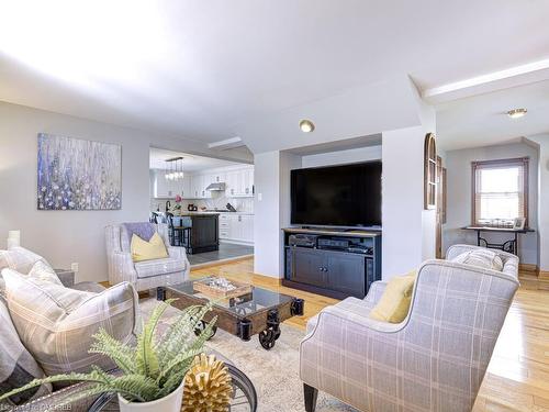 27 King Street, Milton, ON - Indoor Photo Showing Living Room