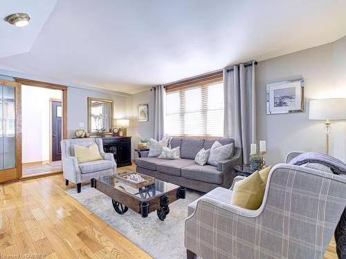 27 King Street, Milton, ON - Indoor Photo Showing Living Room