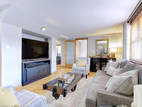 27 King Street, Milton, ON - Indoor Photo Showing Living Room