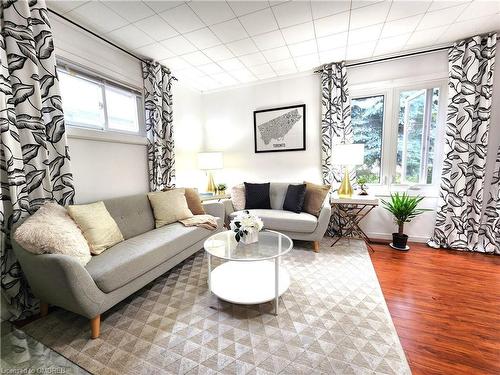 1089 Meredith Avenue, Mississauga, ON - Indoor Photo Showing Living Room