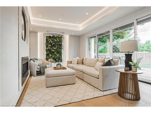 202 Queen Street W, Port Credit, ON - Indoor Photo Showing Living Room