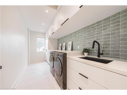 202 Queen Street W, Port Credit, ON - Indoor Photo Showing Laundry Room