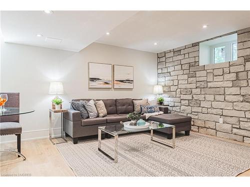 202 Queen Street W, Port Credit, ON - Indoor Photo Showing Living Room