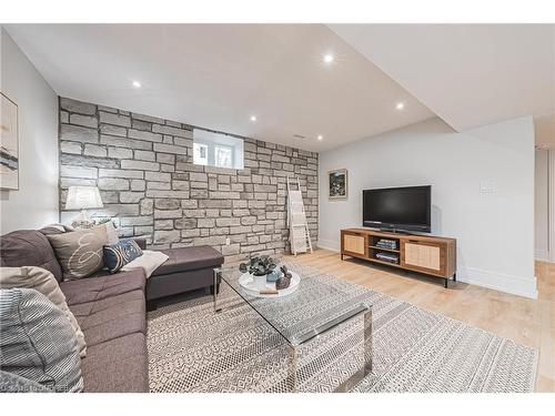 202 Queen Street W, Port Credit, ON - Indoor Photo Showing Living Room